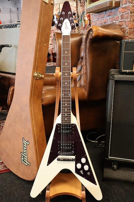 How to Choose the Right White Flying V Guitar