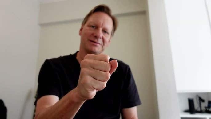 6 quick & easy warm-up stretches for guitarists and bassists